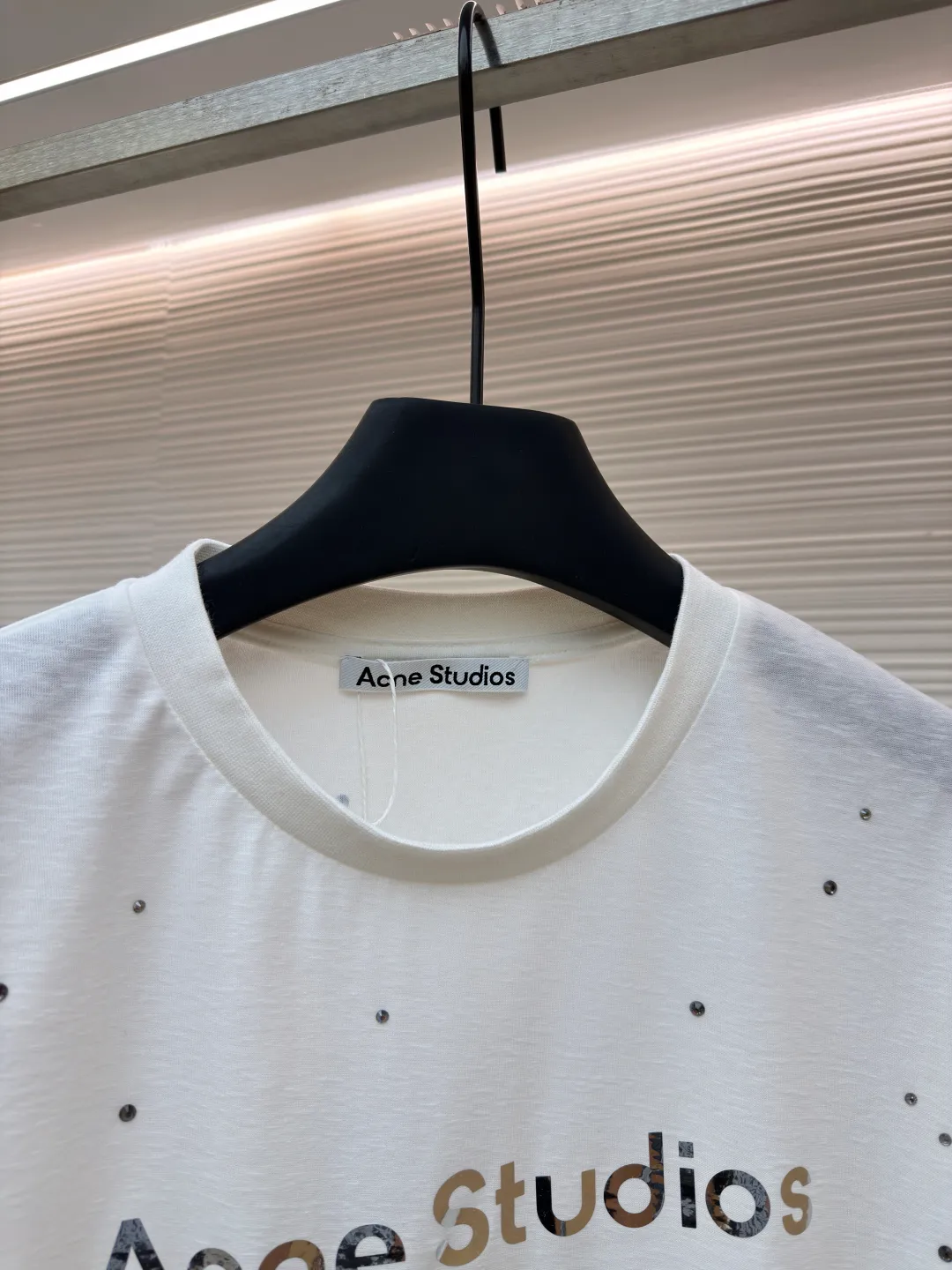Acne Studios laser hot rhinestone long sleeves ●Original version: Purchased and developed by 3829 ●Item number: 1682157-A15 ●Fabric: linen fabric ●Technology: Printed heat transfer ●Color: white ●Type: loose version ●Weight: about 215 grams ●Size: S-M-L ●Description: The original version was purchased from Hangzhou National Specialty School for 4700. The fabric is made of 85% cotton + 15% linen. Printed heat transfer technology + imported laser material. It is paired with positioning hot-drilling technology. Customized accessories. Same style for men and women. Full of street feel. The workmanship details are very good. The overall wiring is straight and delicate, the fabric is comfortable and soft, and the color is consistent without color difference. It can be matched with the same style to create a fashionable look and control various occasions. Customized accessories, complete with three standards, same style for men and women!